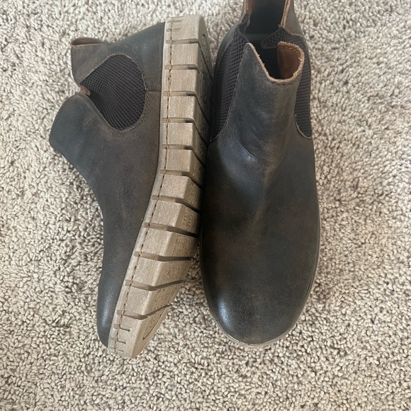 Shoes - Picture 2 of 4